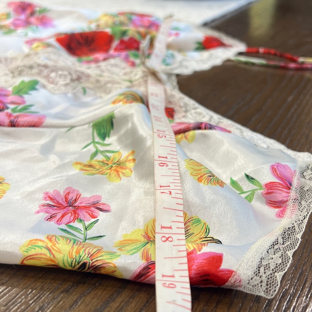 🎁🎁♥️♥️Vintage Victoria's Secret Floral Satin Chemise with Lace - Picture 12 of 15